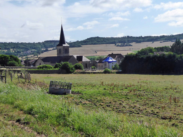 Vue sur le village et l'église - Arnay-sous-Vitteaux