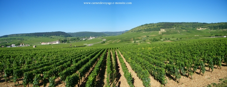 Vue sur Auxey. Crédit photo www.carnetdevoyage.e-monsite.com  tous droits réservés - Auxey-Duresses