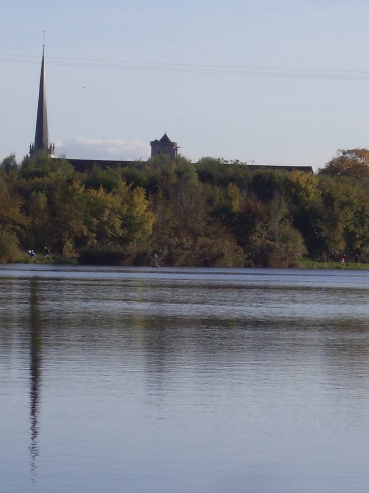 L'église vue du chemin du château d'eau - Auxonne