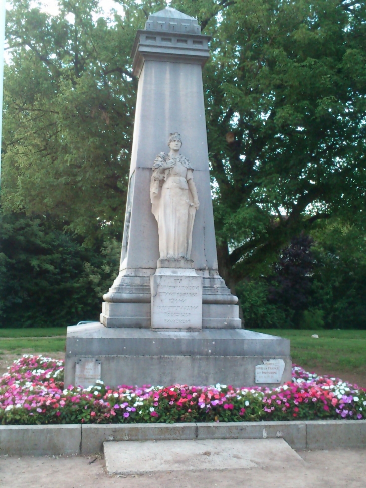 Monument aux morts (jardin du lion) - Auxonne