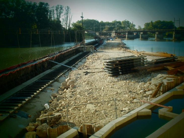 Travaux du barrage pour automatiser celui-ci et éviter l'ouverture manuelle des fermettes et aiguilles - Auxonne