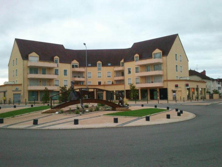 Rond-point-de-la-poste-avec-le-nouveau-batiment-poste-banque - Auxonne