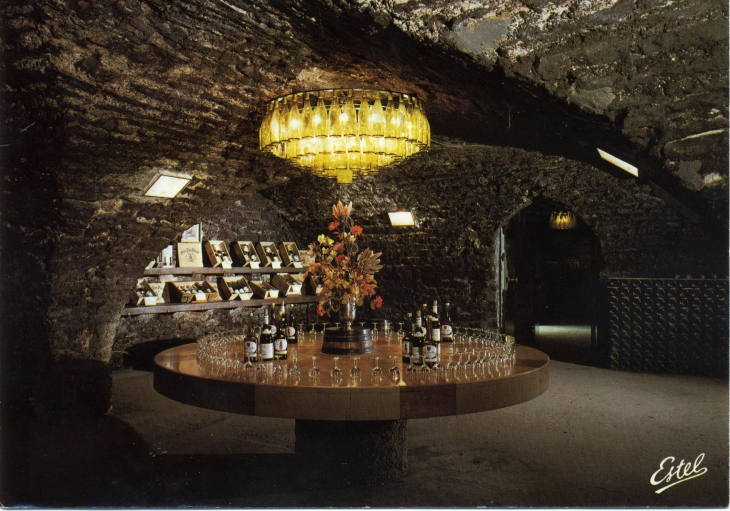 Plaisir d'une visite aux caves - Exposition de la reine Pédauque (carte postale de 1980) - Beaune