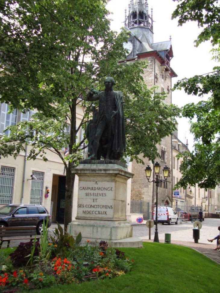 Beaune (21200) statue de Gaspard Monge