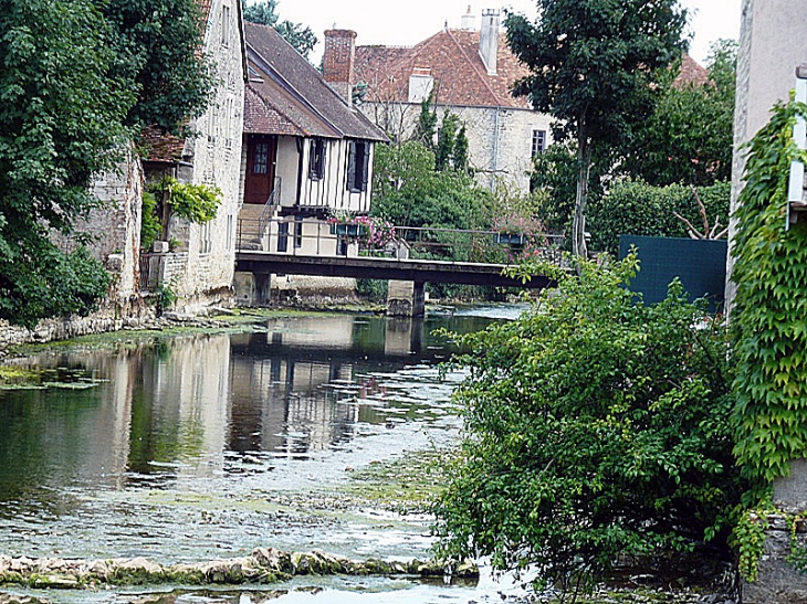 Maisons au bord de la rivière - Bèze