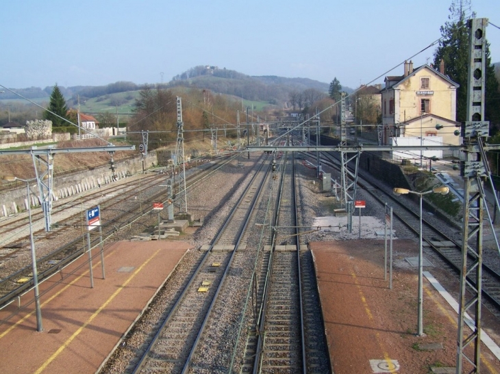 La gare et la colline de Blaisy-Haut - Blaisy-Bas