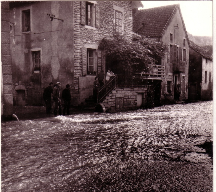 Inondations Hiver 1965 Photo 1 Le Monsieur avec la casquette : Mr Toulot ancien Maire de Bouilland A coté de lui le Monsieur qui regarde les escaliers : Monsieur Monin le Propriétaire de l'Auberge Sur les marches bras croisés, la fille du Propriétair