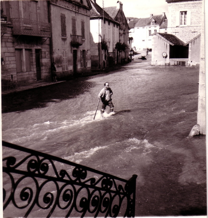 Inondations Hiver 1965 Photo 4   Photo prise en haut des escaliers de l'Auberge, la personne avec les Bottes c'est Mr Friand, je ne me souviens  plus du pénom, il était un des fils d'une famille  de Bouilland, je crois de 5 ou 6 enfa