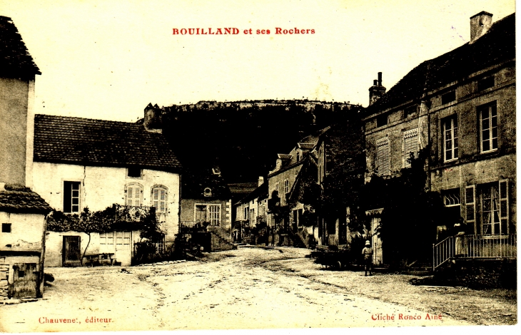 Souvenirs Souvenirs  ..........A  gauche la maison avec la fenêtre ouverte, c'était la maison de mes arrières grands parents - Bouilland