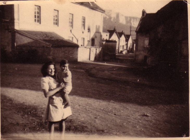 Photo de moi en avril 1948 devant l'école et la mairie avec ma marraine Marie Collot devenue Marie DUBREUIL  - Bouilland