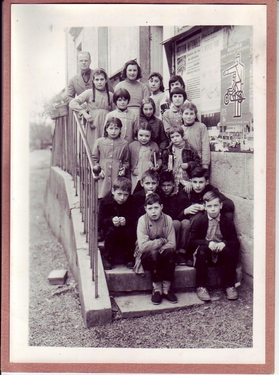 Photo-de-classe-1959  ECOLE PRIMAIRE Sur la Photo : En partant des marches du bas de Gauche      à droite   Marche du bas  1  :   Alain Bonnot (+)  -   Dominique Chavanne  Marche au dessus  2  :  Christian Collot (KiKi) - André Collot (Dédé) - Daniel Faiv - Bouilland