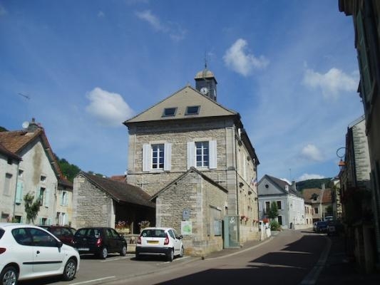 Souvenirs .......................  (Le Lavoir de Bouilland (La photo n'est pas de moi mais publiée par le site www.petit-patrimoine)  Le lavoir bien fleuri est accompagné d'une petite fontaine desservant un abreuvoir. Ce lavoir à double impluvium est situ