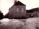 Inondations Hiver 1965 Photo 3     Place de l'école, c'est là que les élèves du temps ou l'école était active, sortaient en récréation  sous la surveillance de Mr Henri ROBERT le maitre d'école ou l'instituteur.