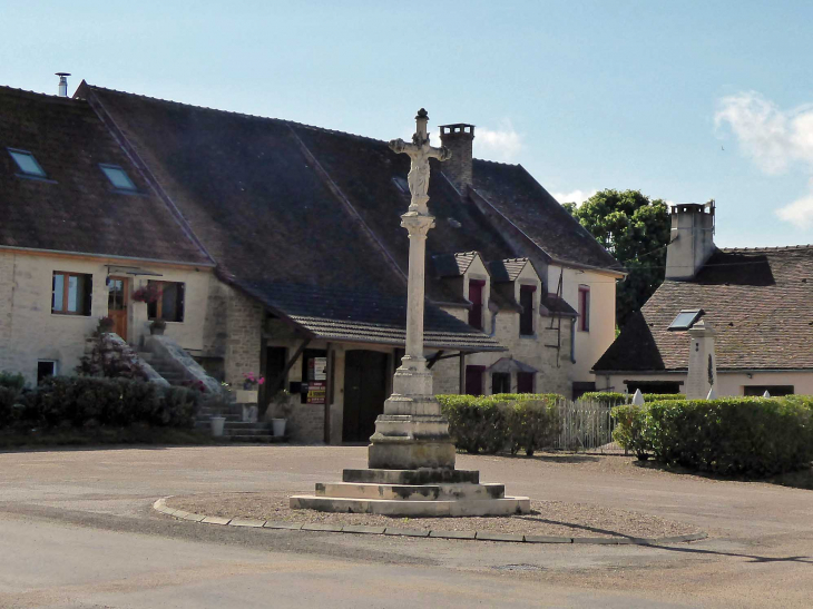 Croix en pierre sur la place - Braux