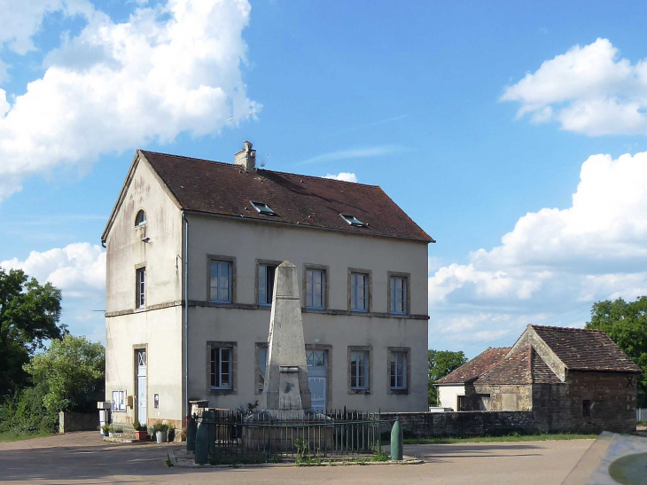 Le monument aux morts devant la mairie - Brianny