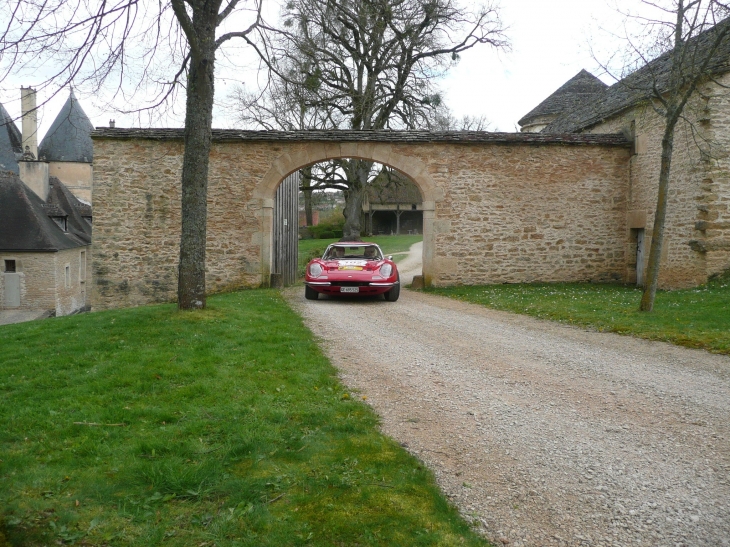 Tour Auto 2014 au château Bussy Rabutin -Dino Ferrari 246 GT - Bussy-le-Grand