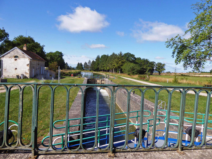 écluse sur le canal de Bourgogne - Charigny