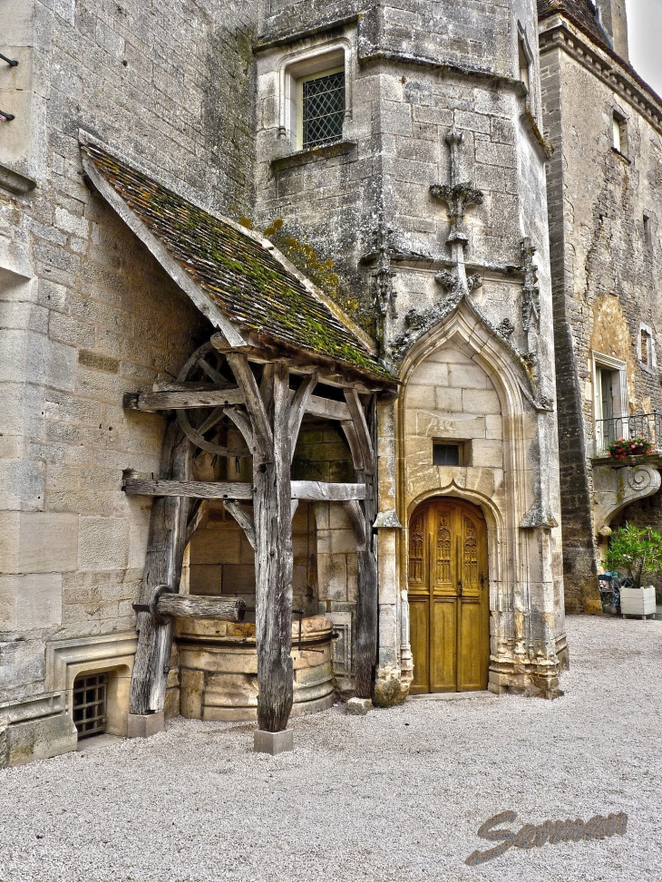 Cour du château - Xll ème - Châteauneuf