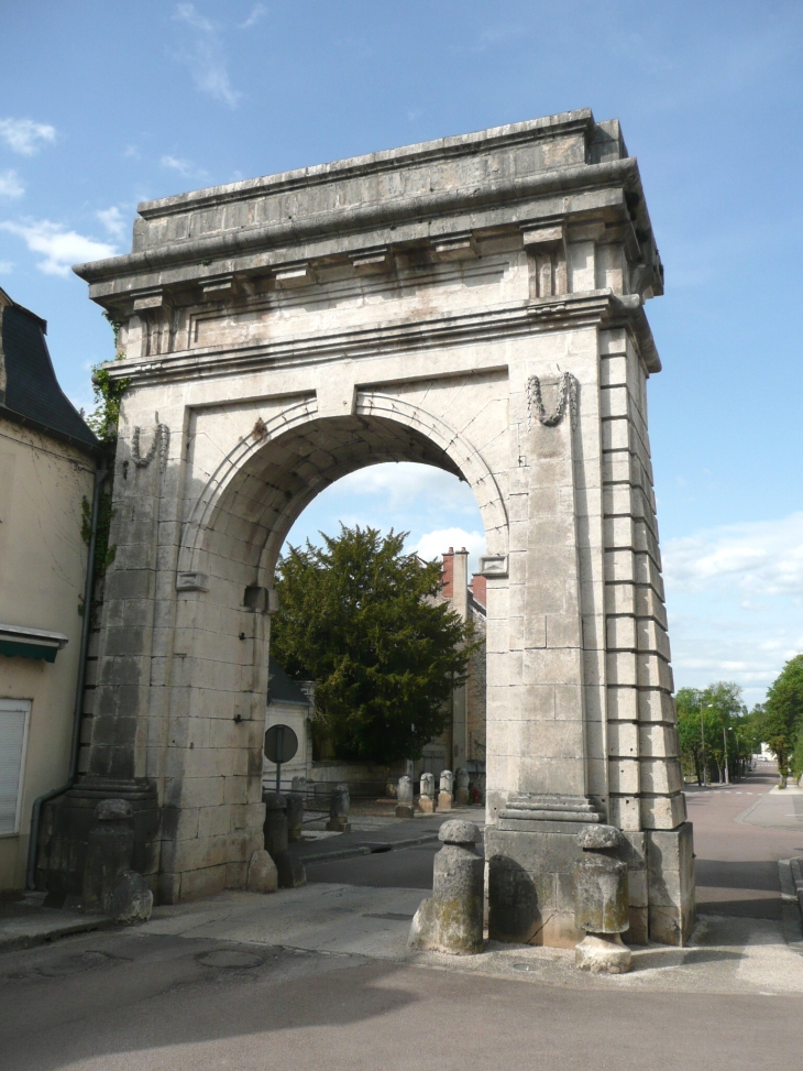 Rue de l'Abbaye - Porte principale du bourg de Chaumont dite Porte de Paris ou Porte de l'Abbaye - Châtillon-sur-Seine