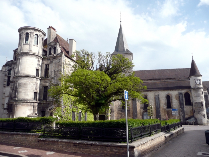 La maison Philandrier et l'église St Nicolas - Châtillon-sur-Seine