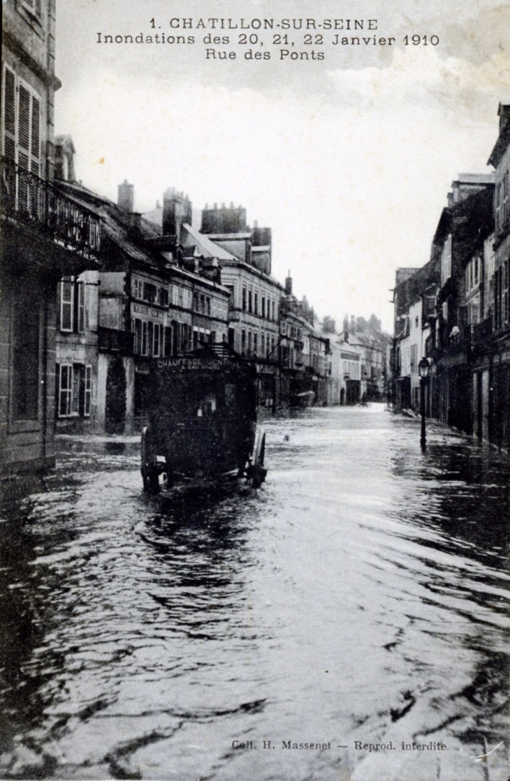 Inondations des 20,21,22 janvier 1910, Rue des Ponts (carte postale ancienne). - Châtillon-sur-Seine