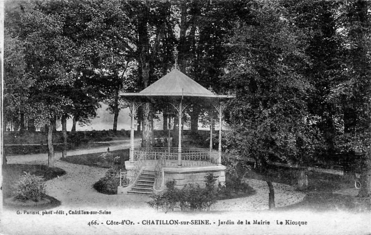 Jardin de la Mairie - Le Kiosque, vers 1918 (carte postale ancienne). - Châtillon-sur-Seine