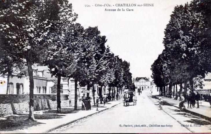 Avenue de la Gare, vers 1916 (carte postale ancienne). - Châtillon-sur-Seine