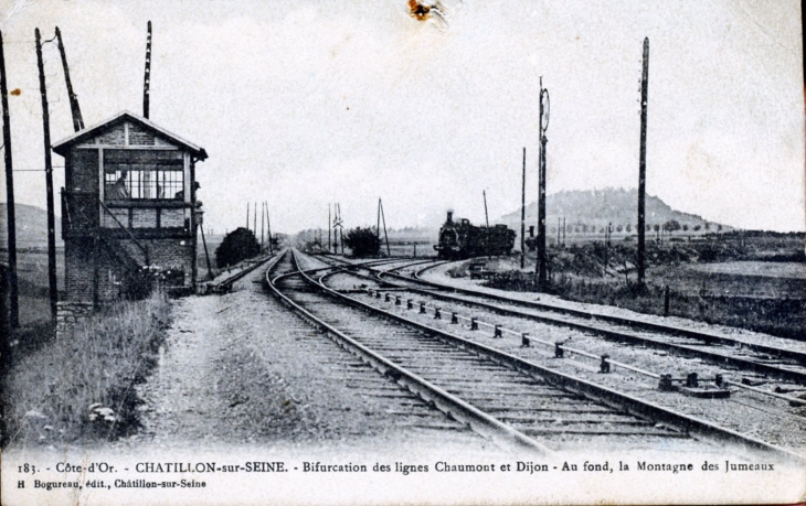 Bifurcation des lignes Chaumont et Dijon - Au fond la Montagne des Jumeaux; vers 1914 (carte postale ancienne). - Châtillon-sur-Seine