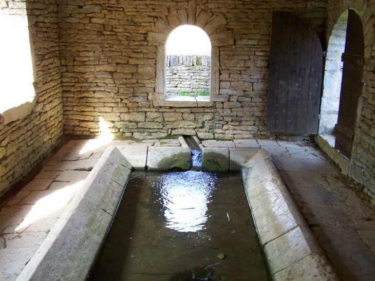 L'intèrieur du lavoir - Chevannes