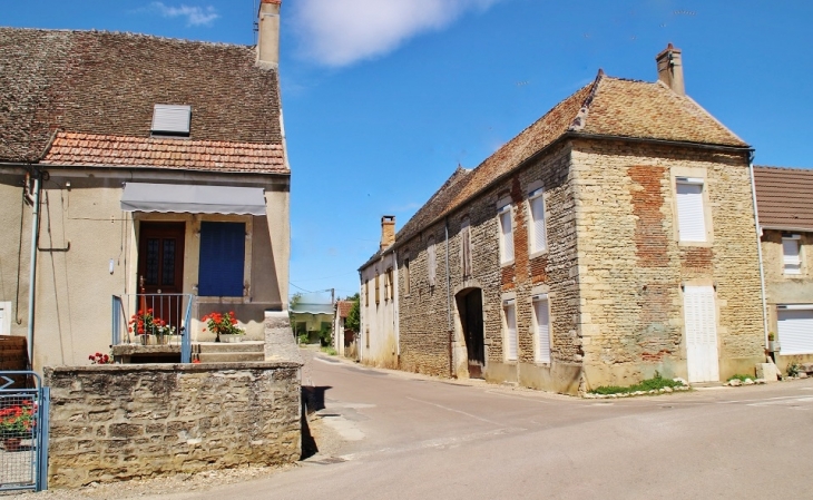 Le Village - Corcelles-les-Arts