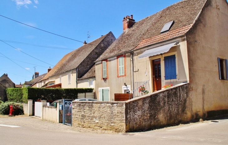 Le Village - Corcelles-les-Arts