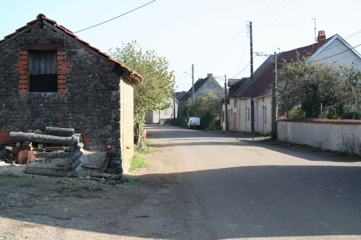Route principale - Cussy-le-Châtel