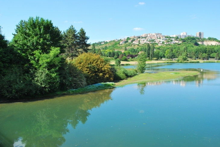 Lac Kir avec le plateau de Talant au fond. - Dijon