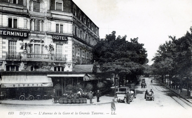 L'avenue de la Gare et la grande Taverne, vers 1910 (carte postale ancienne). - Dijon