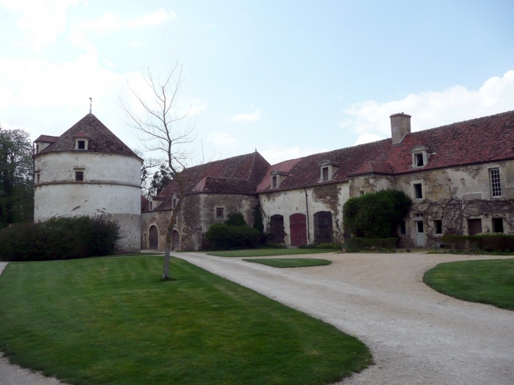 Le chateau - Les batiments de l'avant cour et le pigeonnier - Époisses