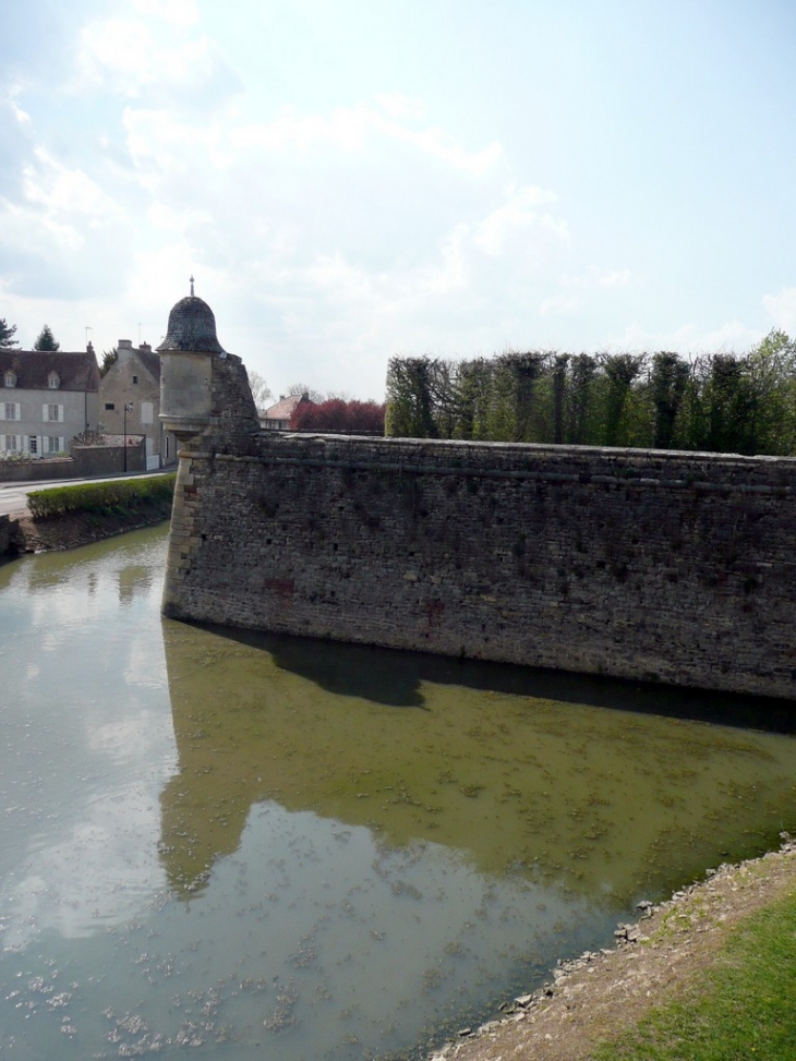 Les fortifications extérieures du chateau - Époisses