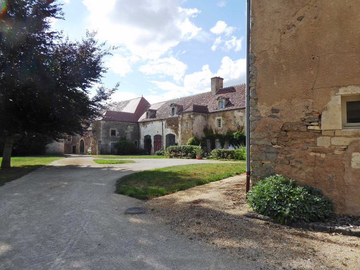 Les maisons dans la cour du château - Époisses