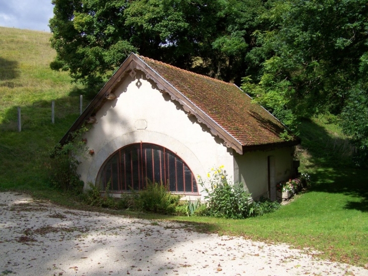 Lavoir de la source de la DOUIX - Étalante