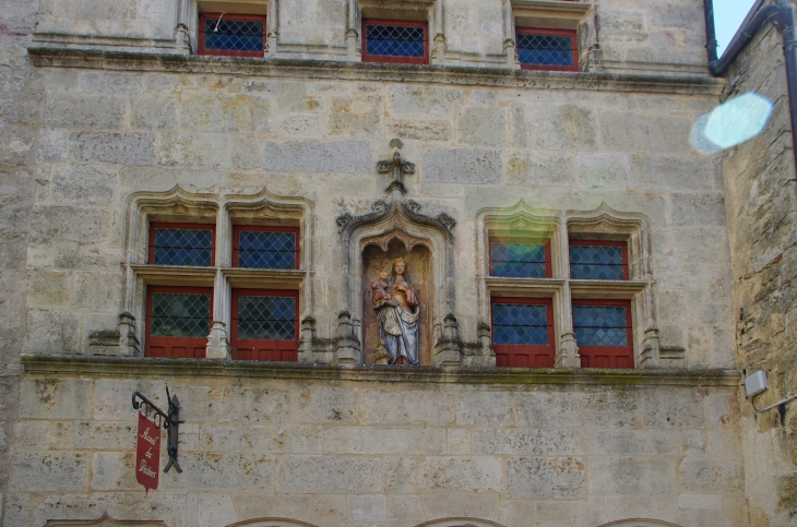 La maison du Donataire doit son nom à la présence d'un personnage qui accompagne la statue polychrome de  - Flavigny-sur-Ozerain