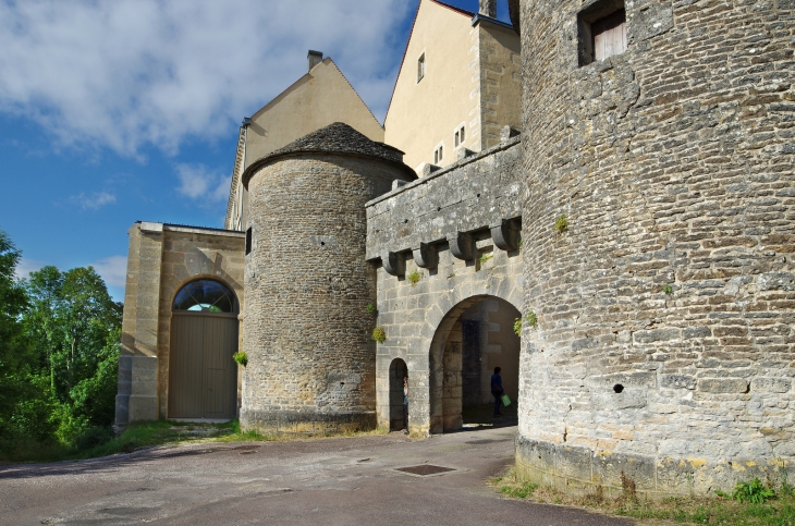 Porte Nord-ouest (Porte du val). - Flavigny-sur-Ozerain