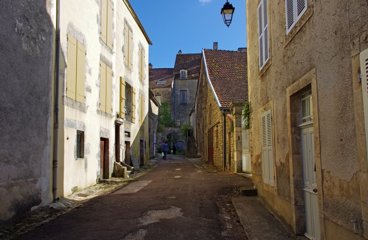 Rue Lacordaire (ancienne rue des Juifs). - Flavigny-sur-Ozerain