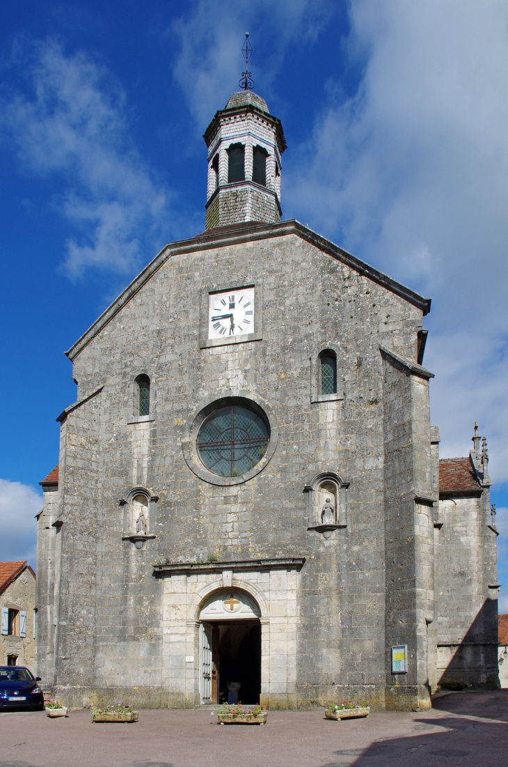 L'église Saint-Genest, édifiée au XIIe siècle,et remaniée aux XVe et XVIe siècles. - Flavigny-sur-Ozerain