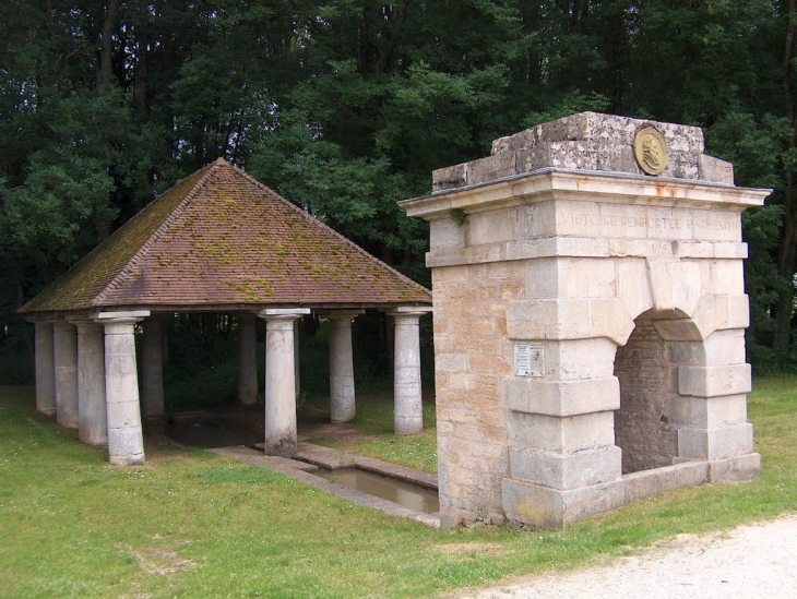 Fontaine Henri IV - Fontaine-Française