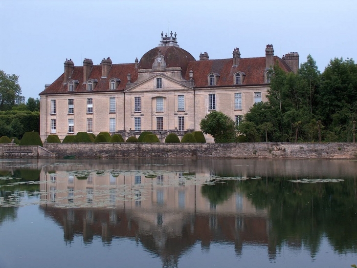 Le château - Fontaine-Française