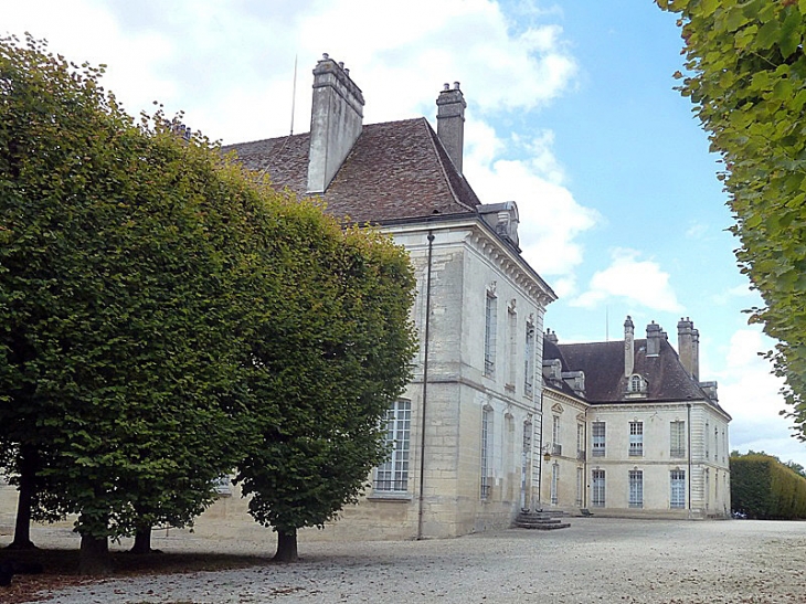 Le château - Fontaine-Française