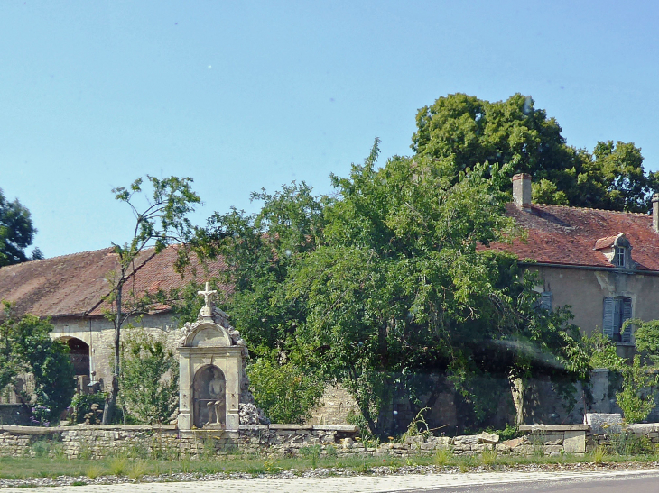 Ancien château transformé en exploitation agricole - Grésigny-Sainte-Reine