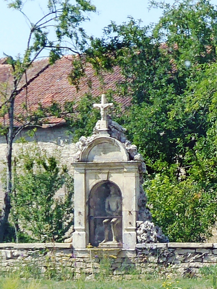 édicule sur le mur du château - Grésigny-Sainte-Reine