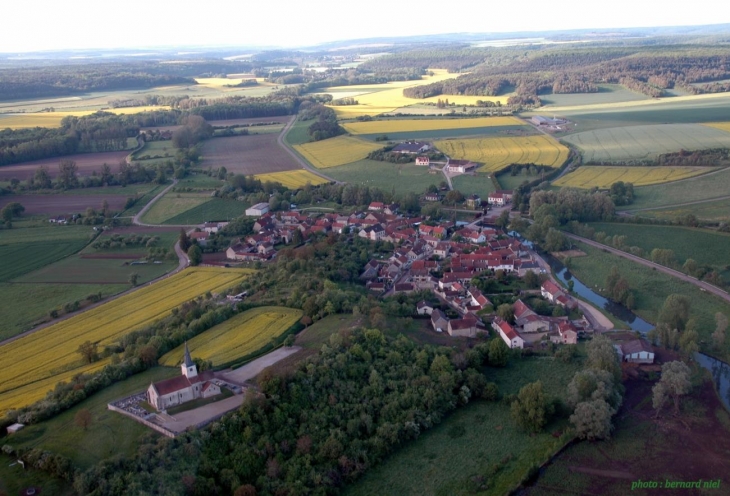 Vue aérienne du village de Griselles