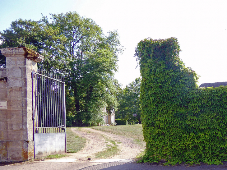 L'entrée du château - Juillenay