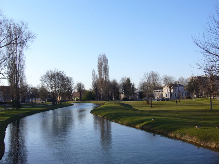 Le bief coule au milieu du parc - Au loin, la mairie... - Longvic